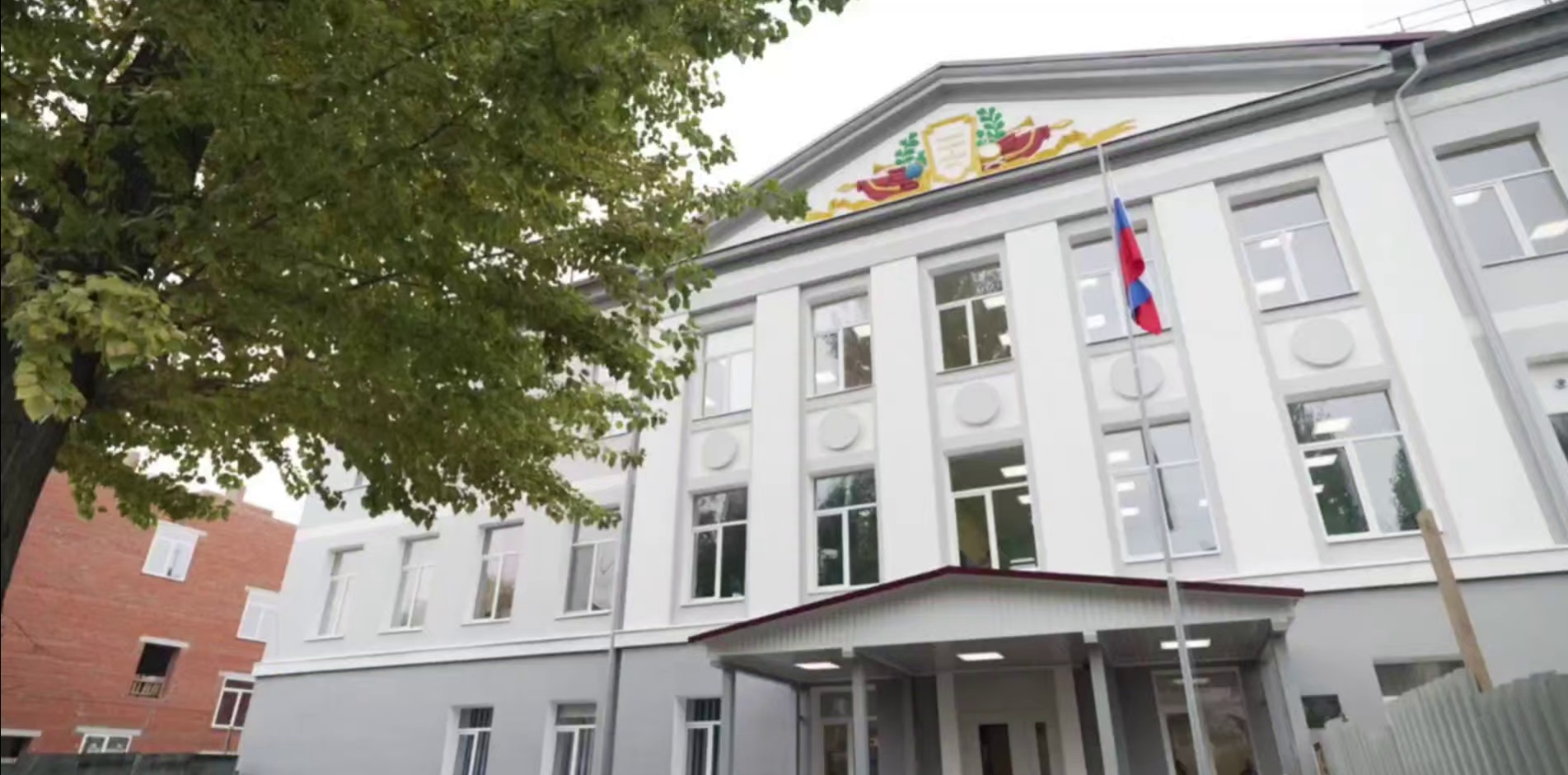 После завершившегося ремонта в энгельсской школе учащиеся перешли на односменное обучение